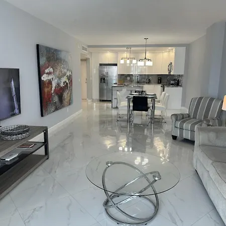 Trendy 1Bd Condo 4 Mins To Beach